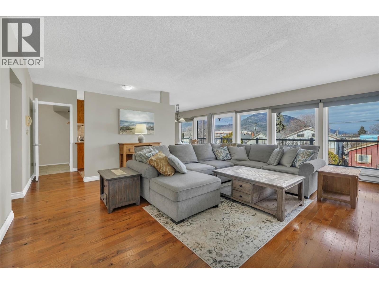 328 NANAIMO Avenue W