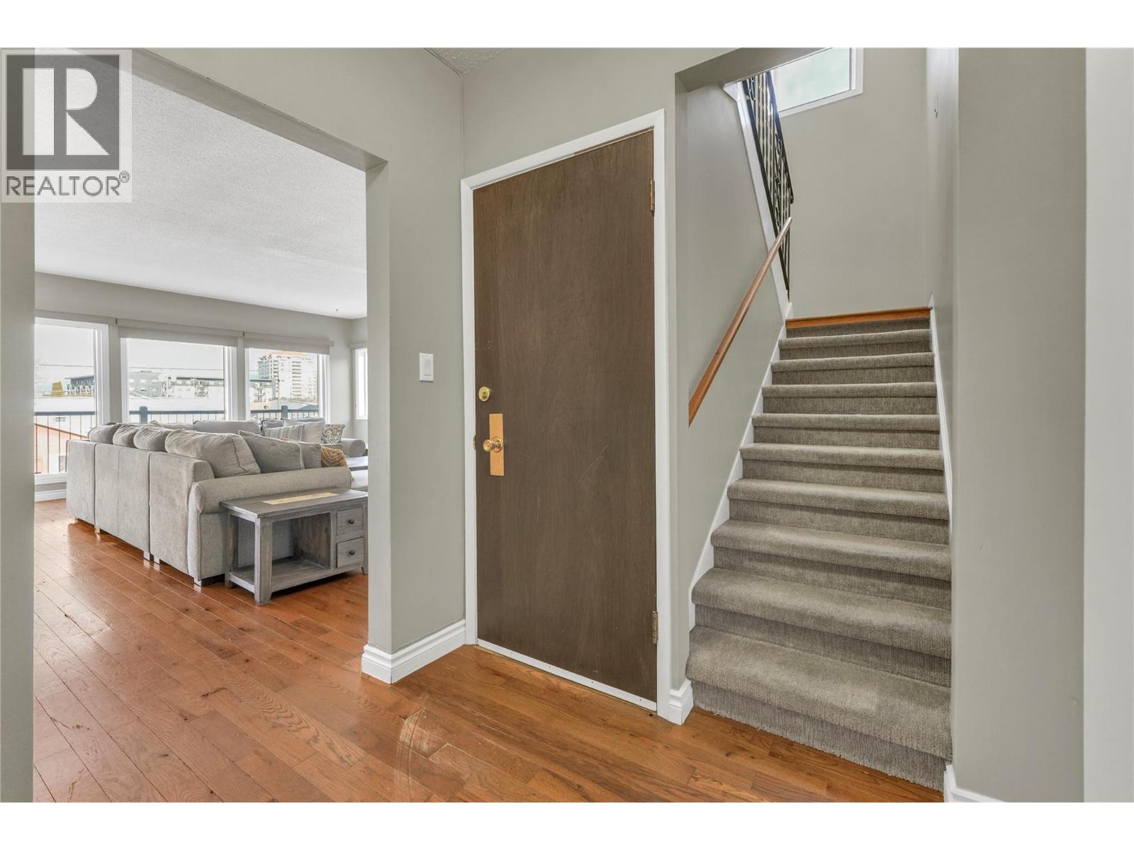 328 NANAIMO Avenue W