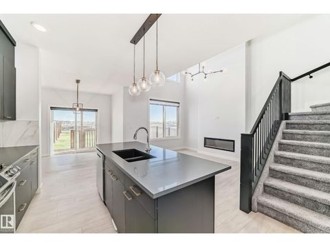 9411 PEAR CR SW Edmonton AB T6X2Z4