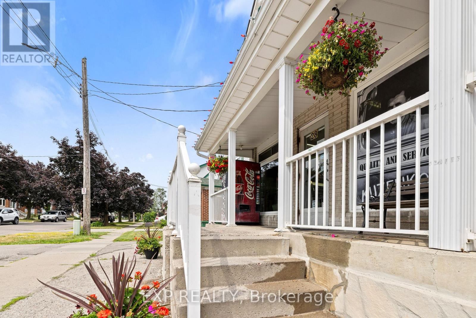 28 BUCKINGHAM AVENUE