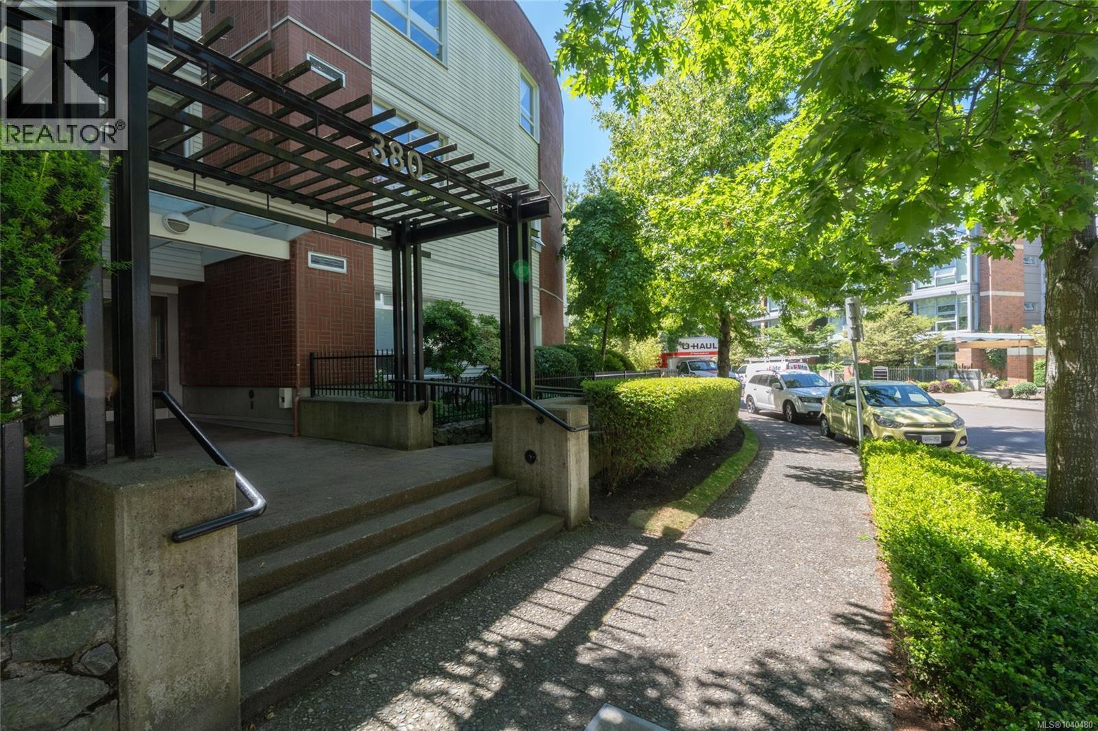 201 380 Waterfront Cres