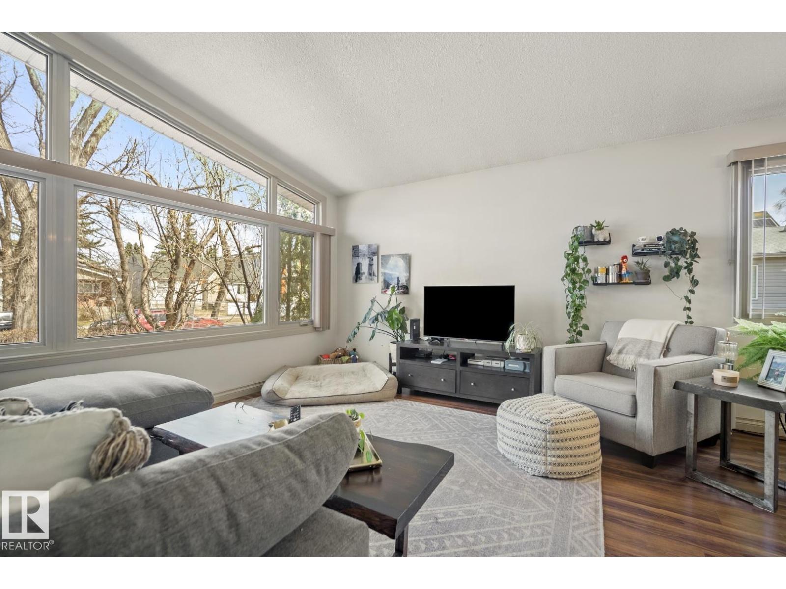 10649 67 AV NW