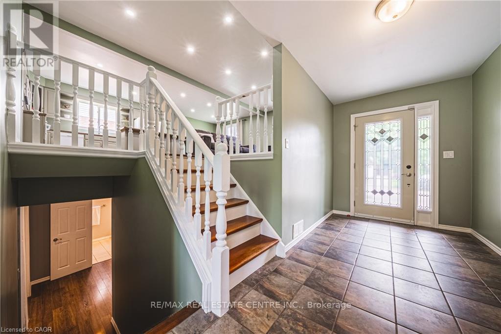 27 LUDLOW CRESCENT