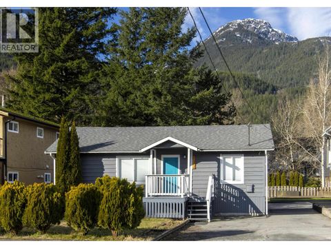 Property photo of 39727 government road, squamish, BC v8b0a2
