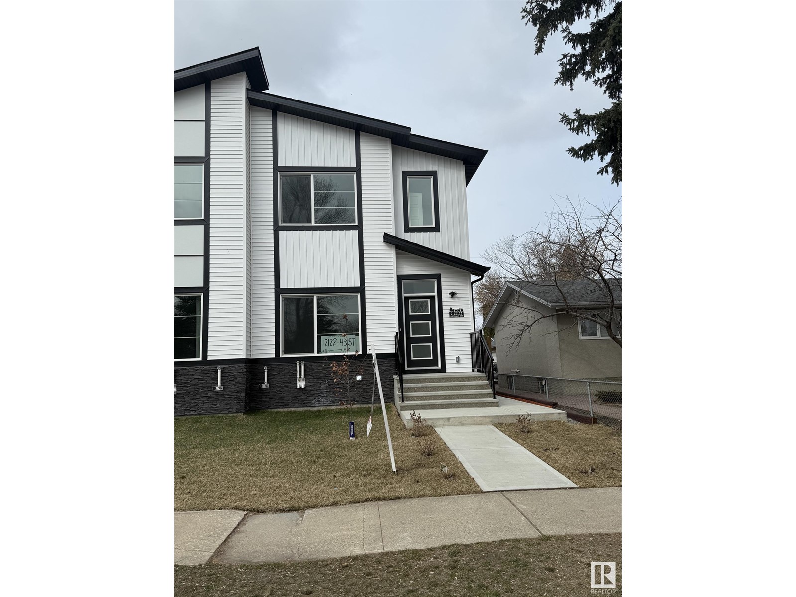 2 12122 43 ST NW