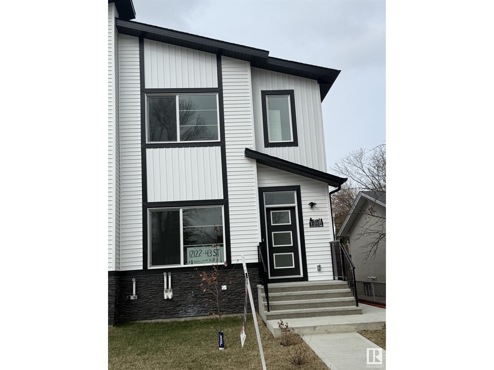 2 12122 43 ST NW