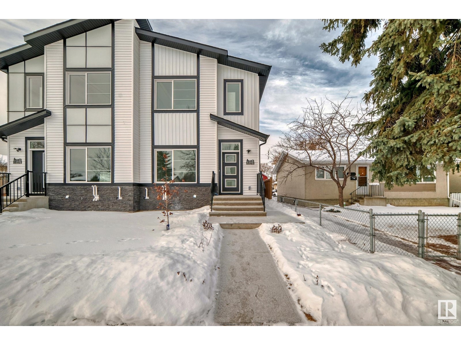 2 12122 43 ST NW
