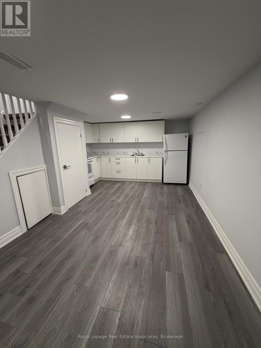 Photo 1 of 6 — 1 - 46 DELL PARK AVENUE Unit 1, Toronto (Englemount-Lawrence), ON M6B2T6