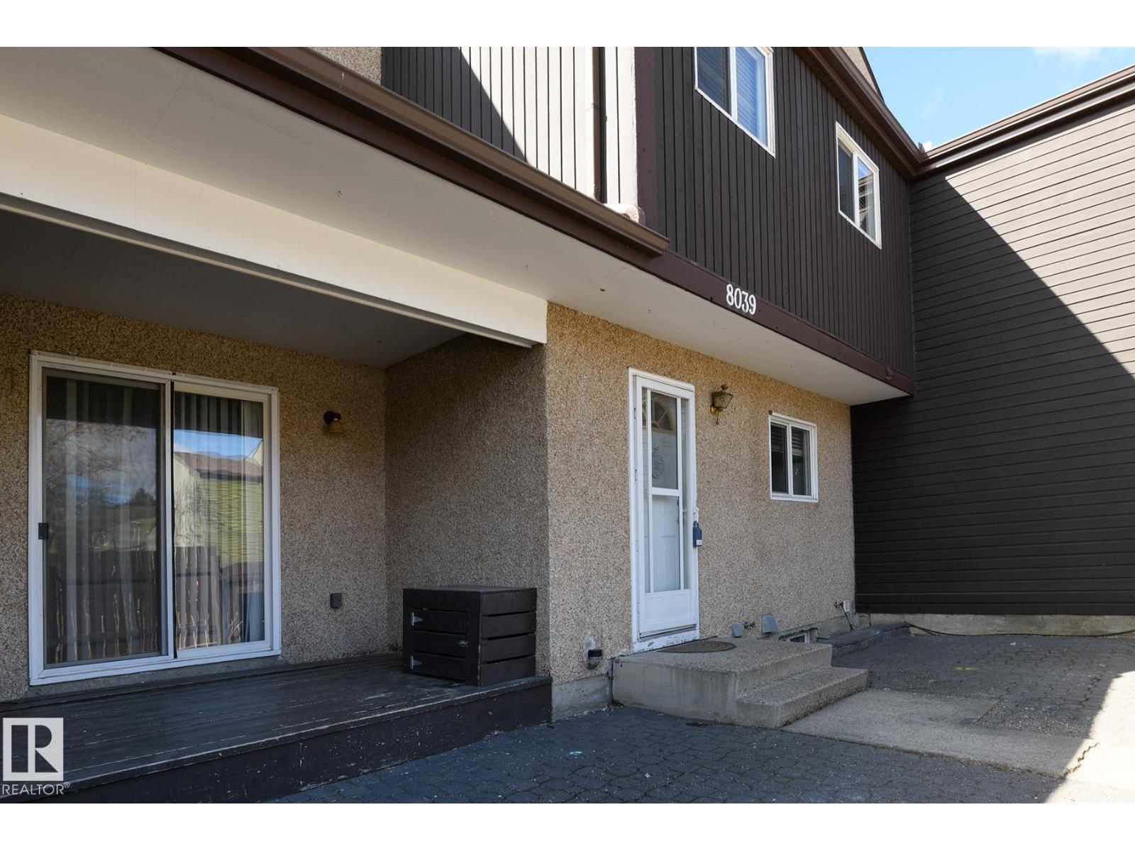 8039 27 AV NW