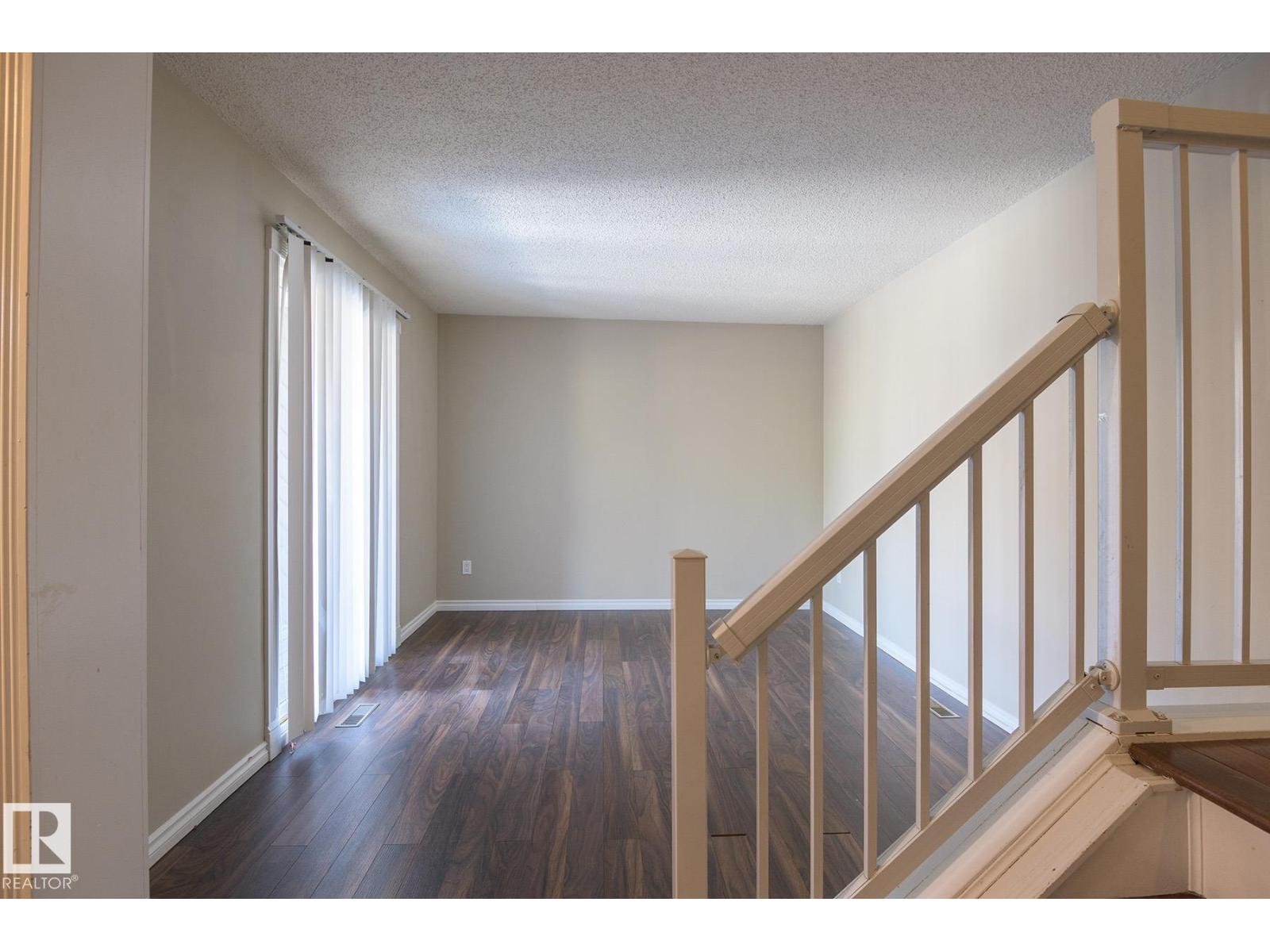 8039 27 AV NW
