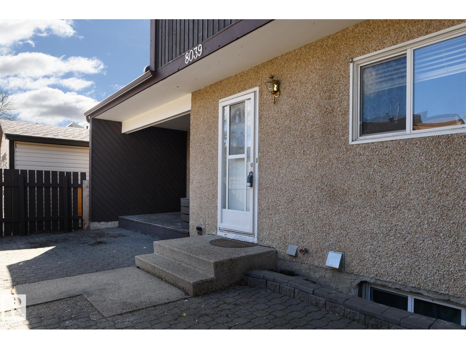 8039 27 AV NW