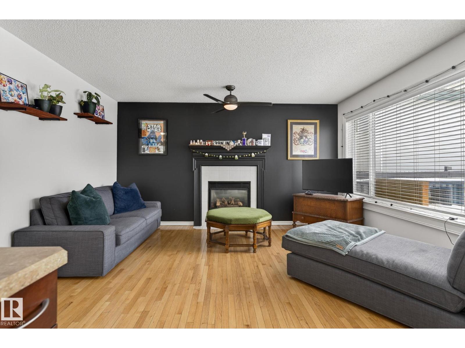 24 FORREST PL
