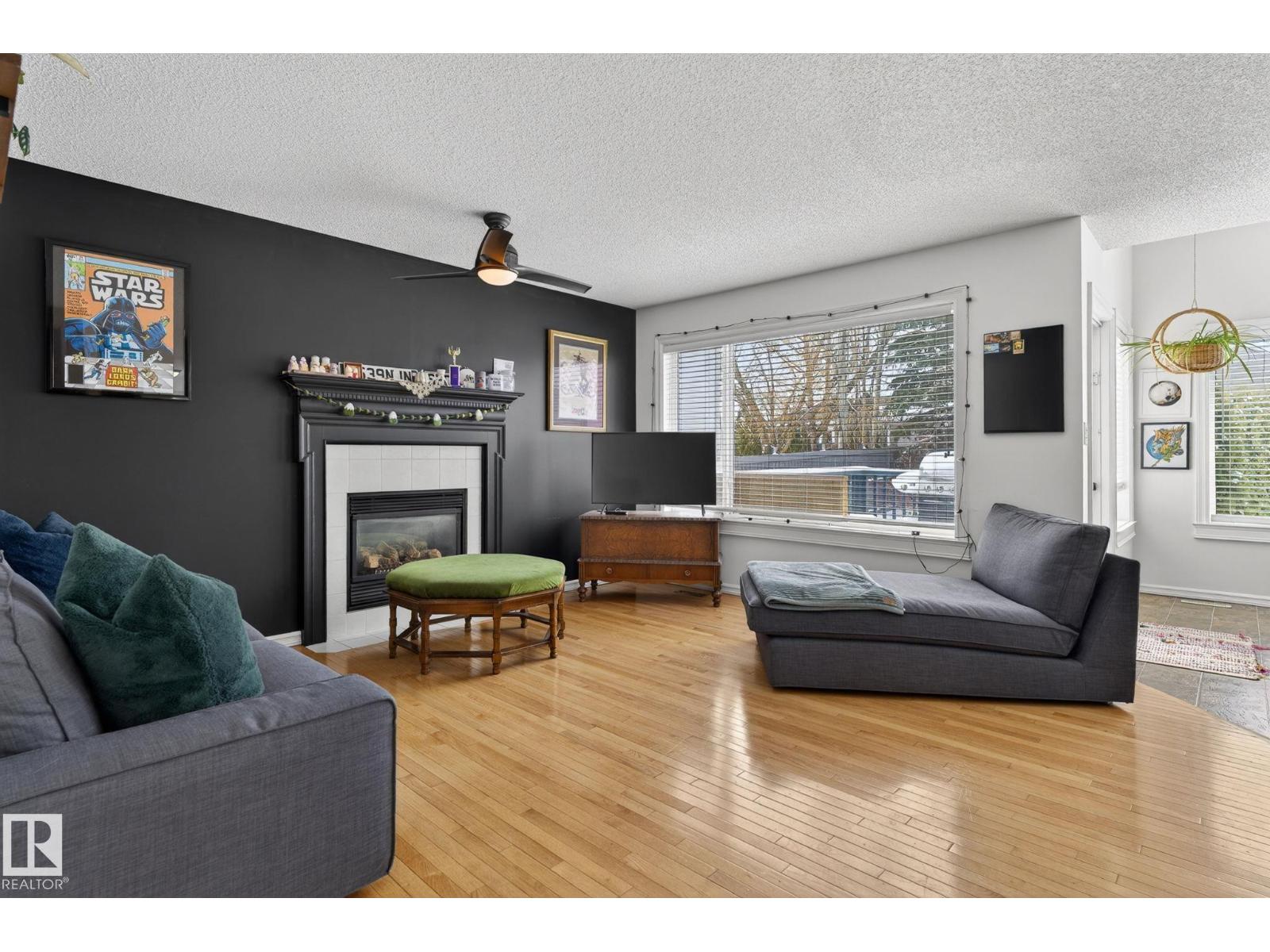 24 FORREST PL