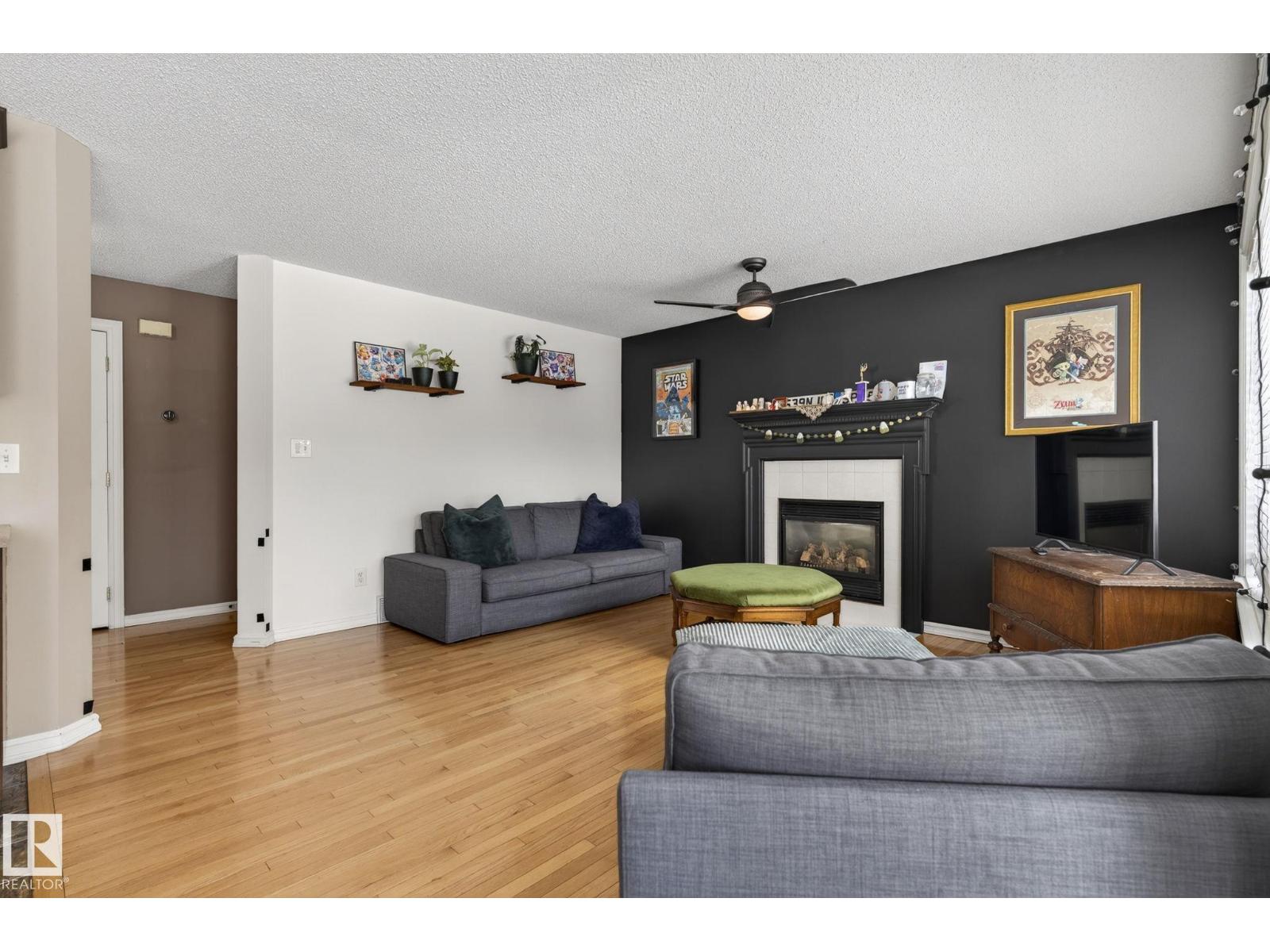 24 FORREST PL