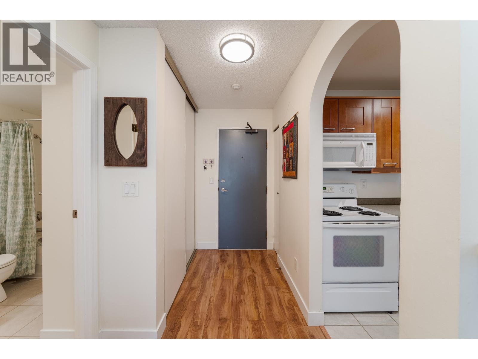 211 423 AGNES STREET