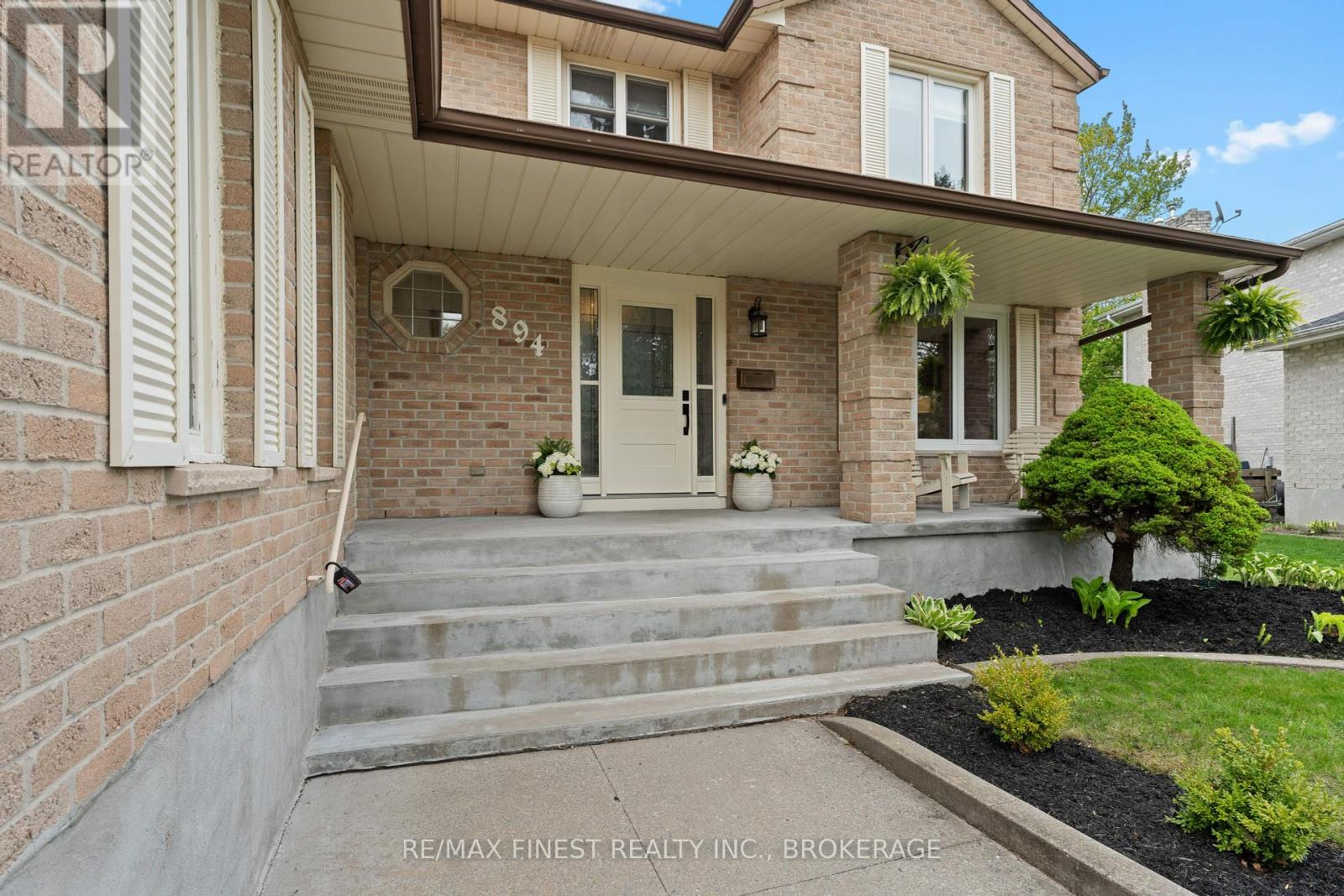 894 ROWANTREE CRESCENT