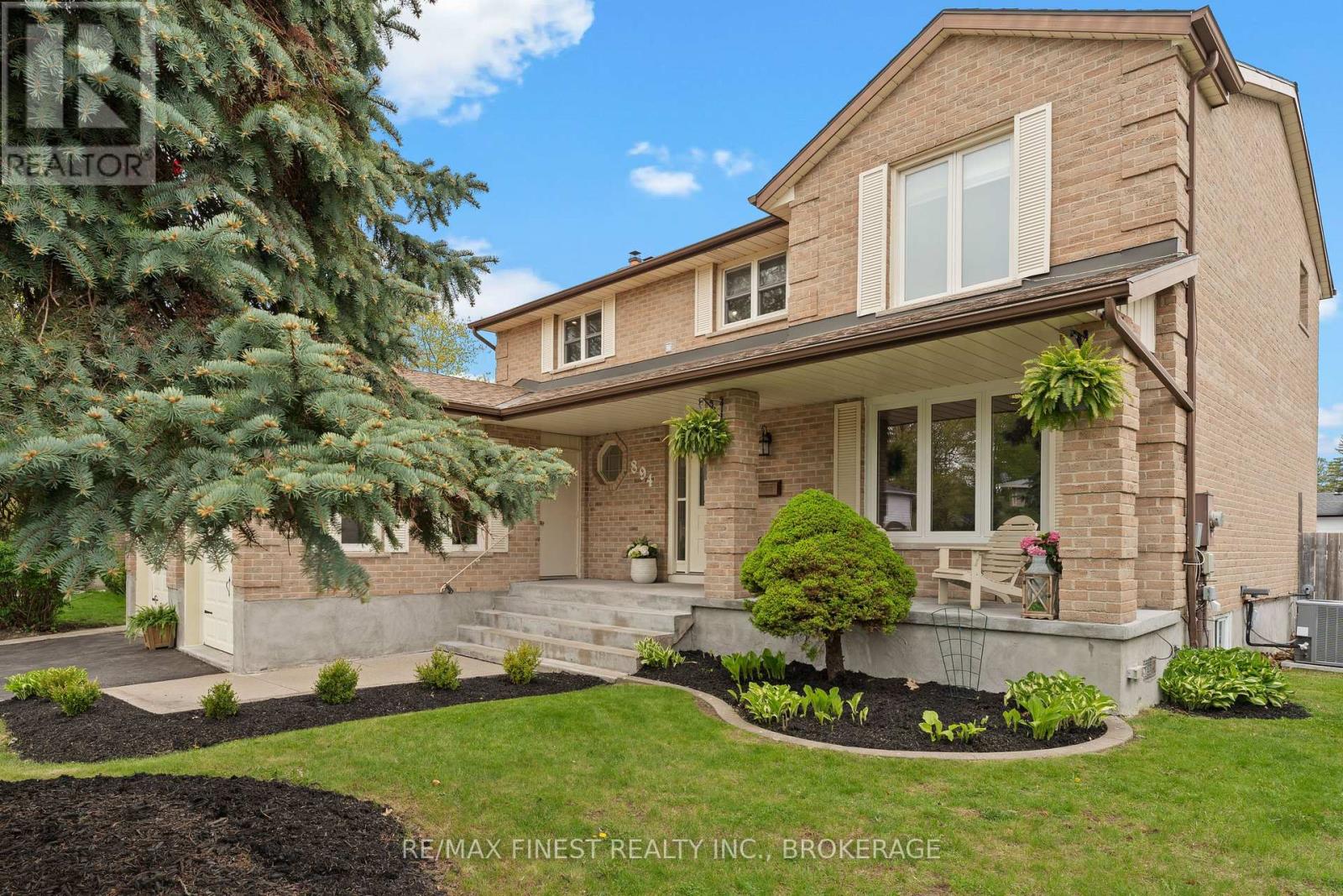 894 ROWANTREE CRESCENT