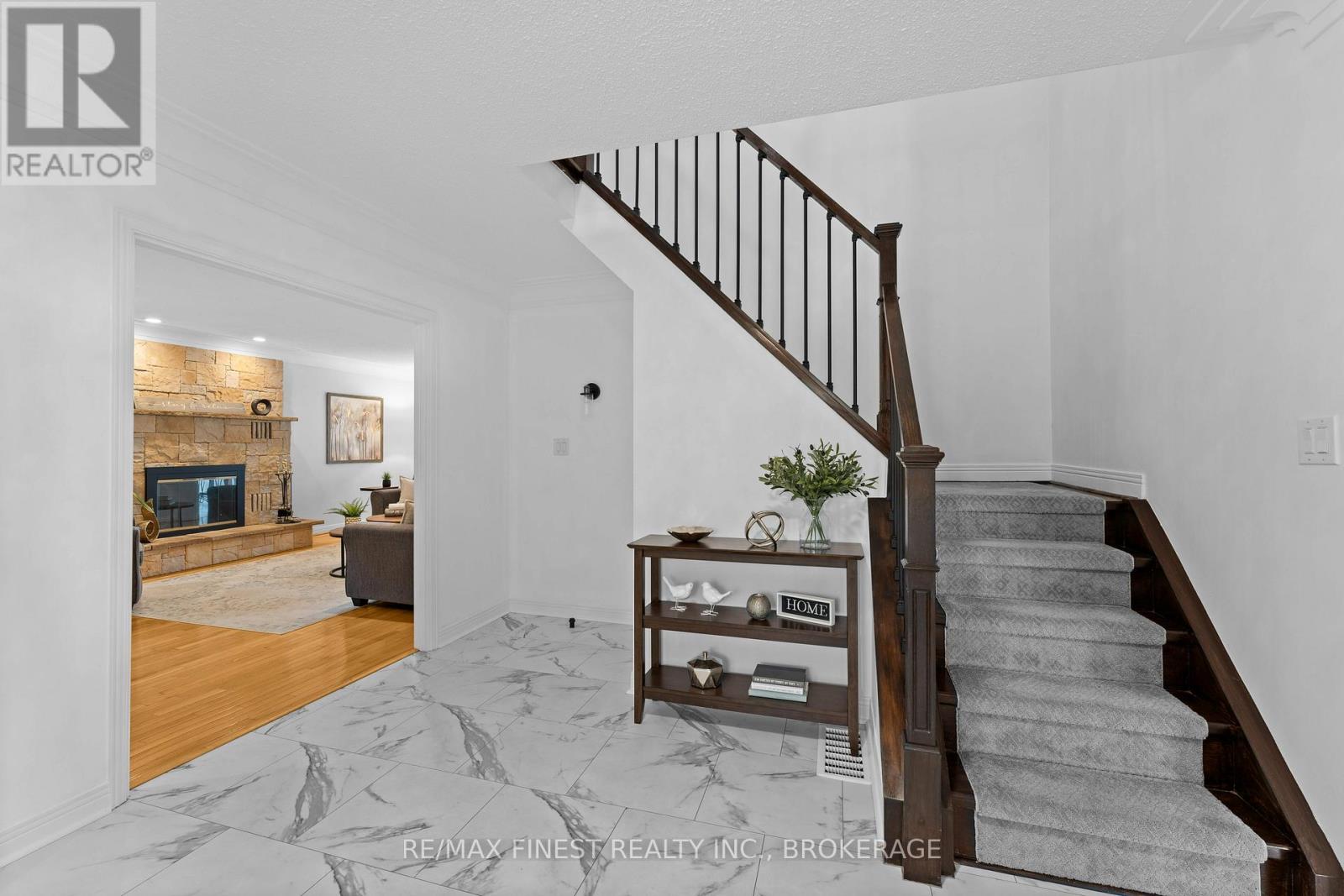 894 ROWANTREE CRESCENT