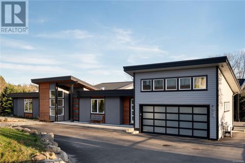 827 Royal Oak Ave Saanich BC V8X3T3