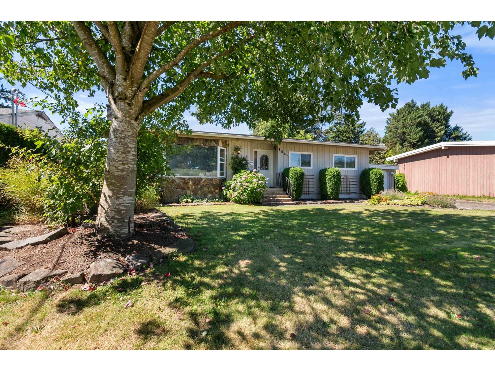 9565 CARLETON STREET|Chilliwack Proper East