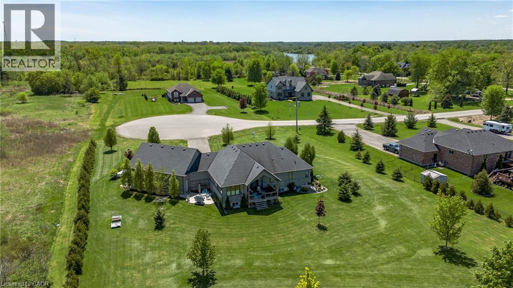 6 MACNEIL Court