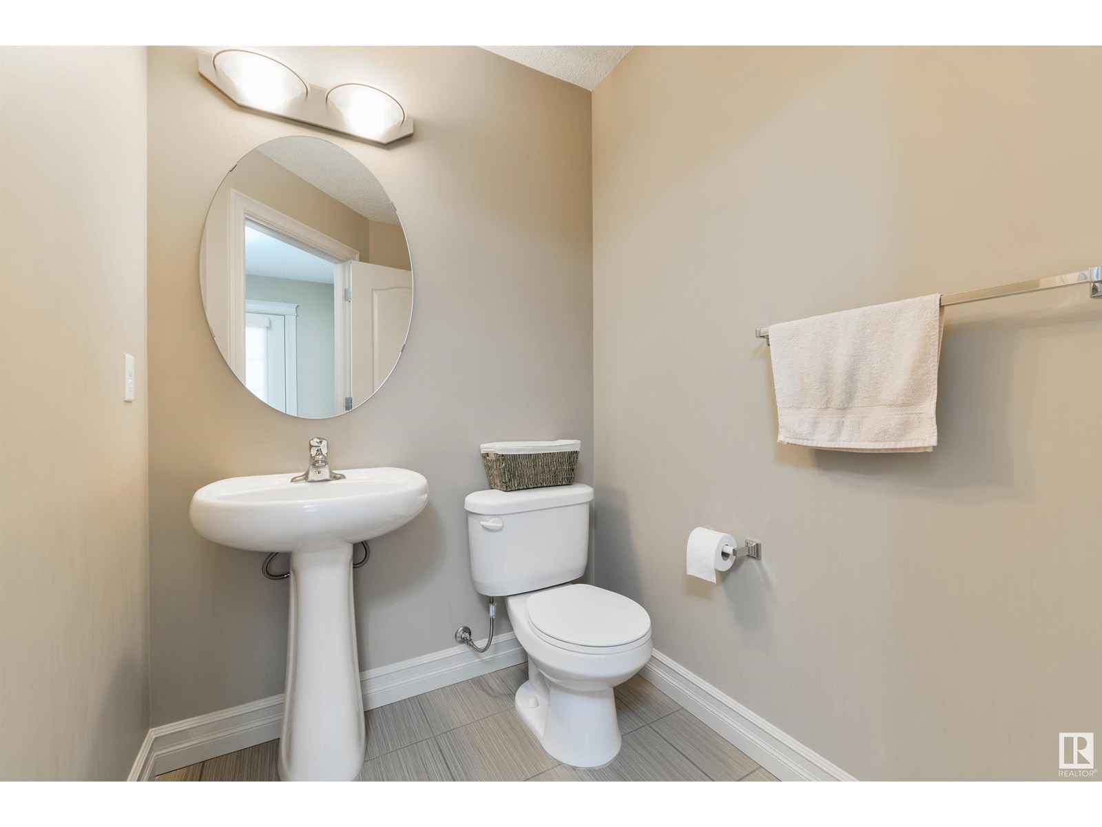 2404 CASSELMAN CR SW