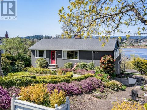 514 Broadway St Saanich BC V8Z2E8