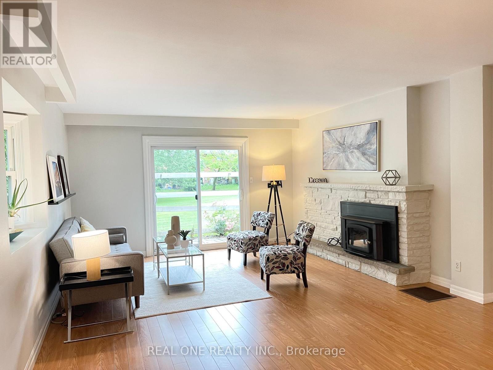 290 WESTCOURT PLACE