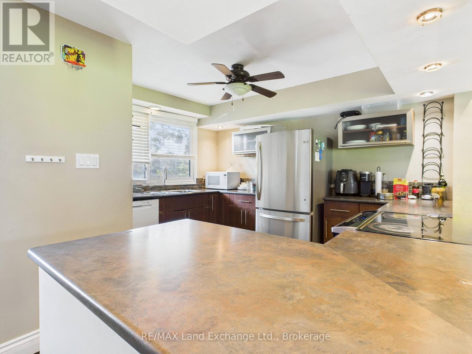27 - 850 WALSH STREET