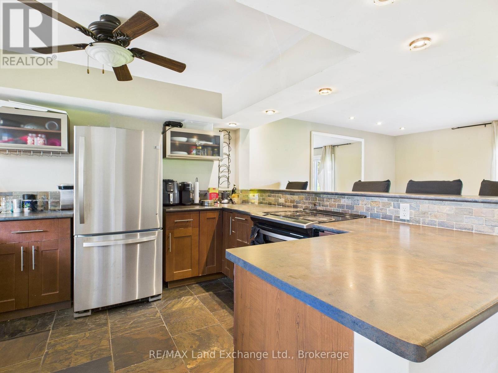 27 - 850 WALSH STREET