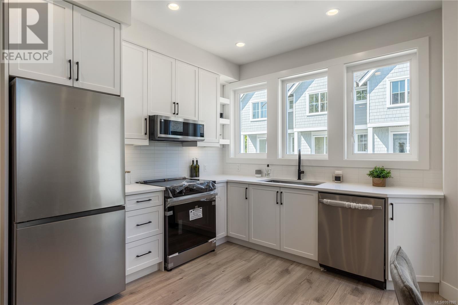 2 910 Old Esquimalt Rd
