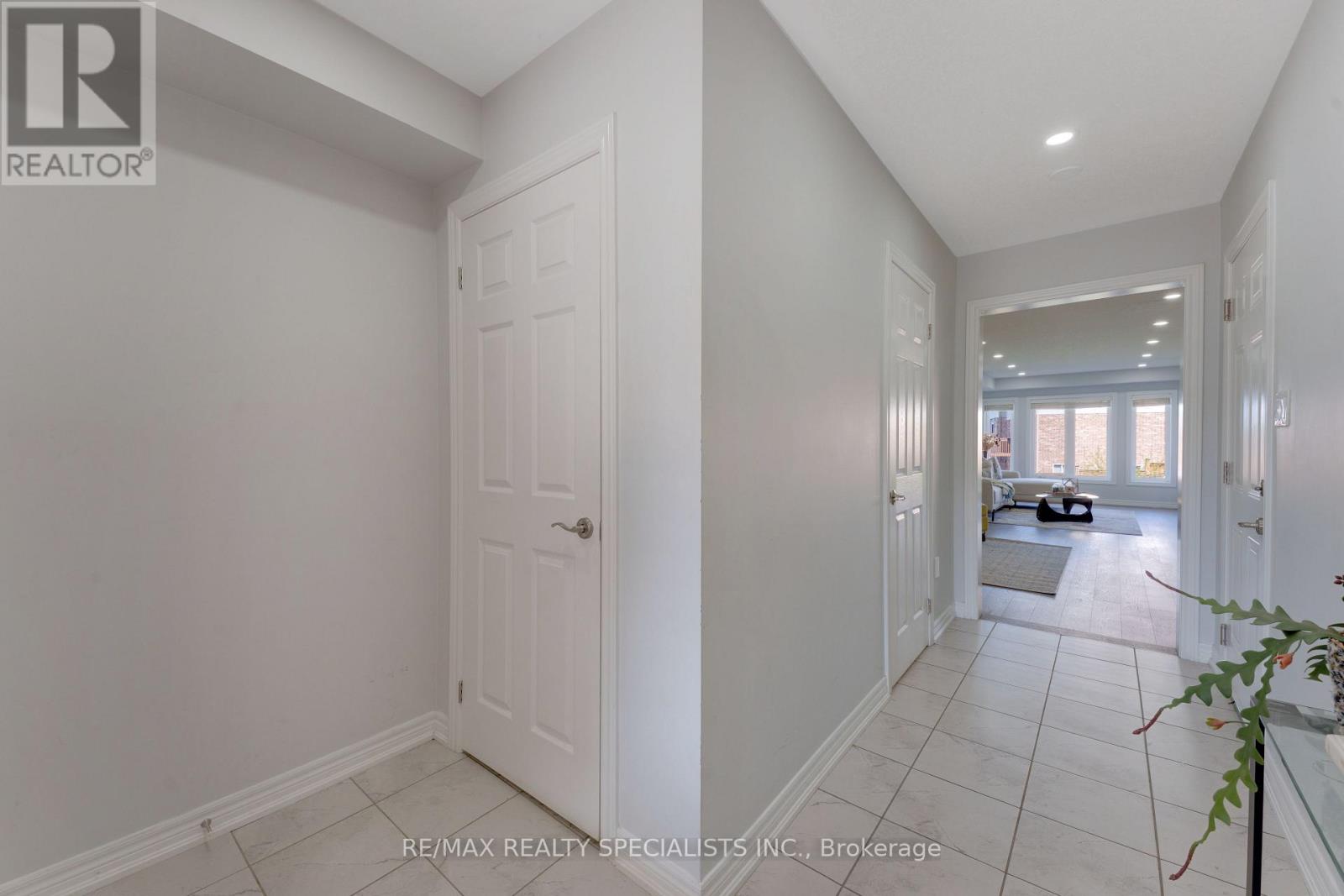 4 - 740 LINDEN DRIVE