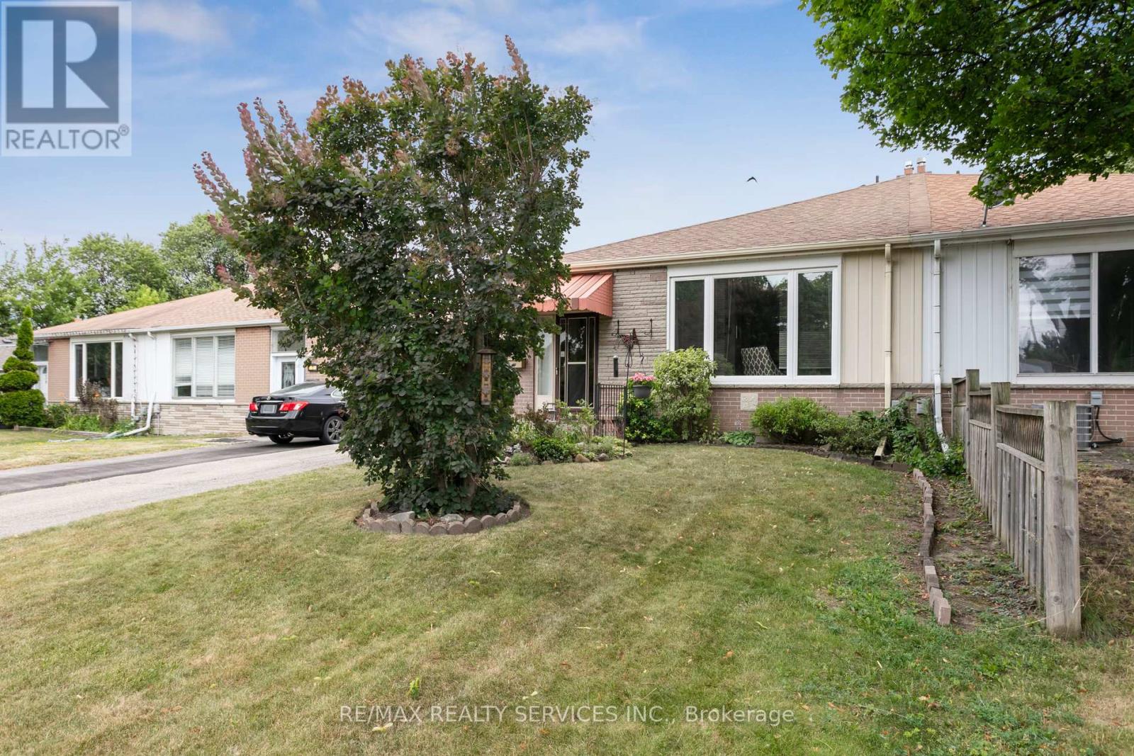 9 ALGONQUIN BOULEVARD