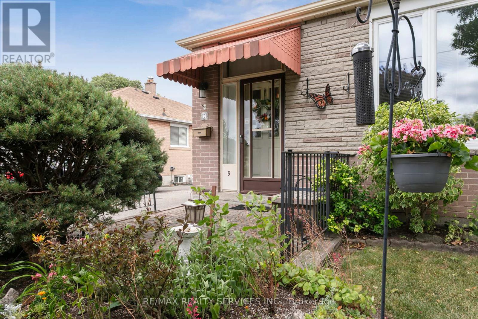 9 ALGONQUIN BOULEVARD