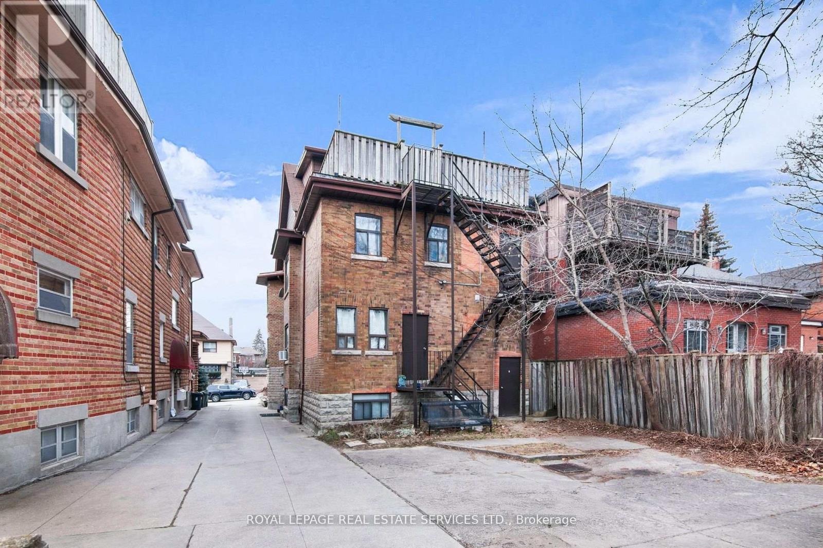 5 NORTHCLIFFE BOULEVARD