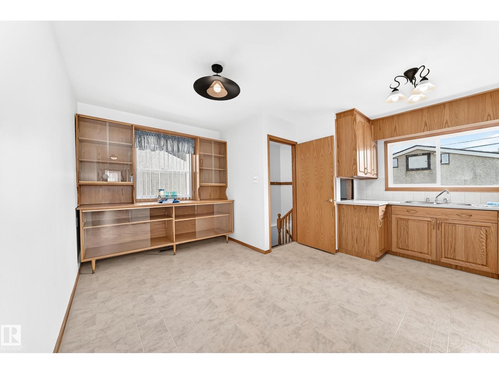 10819 137 AV NW