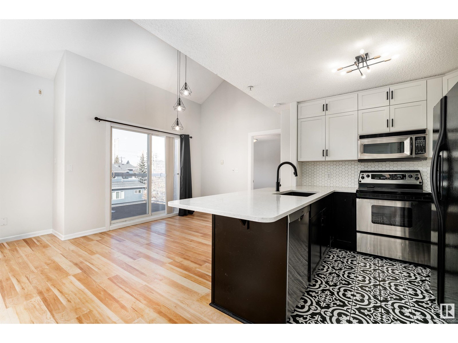 #305 8536 106A ST NW