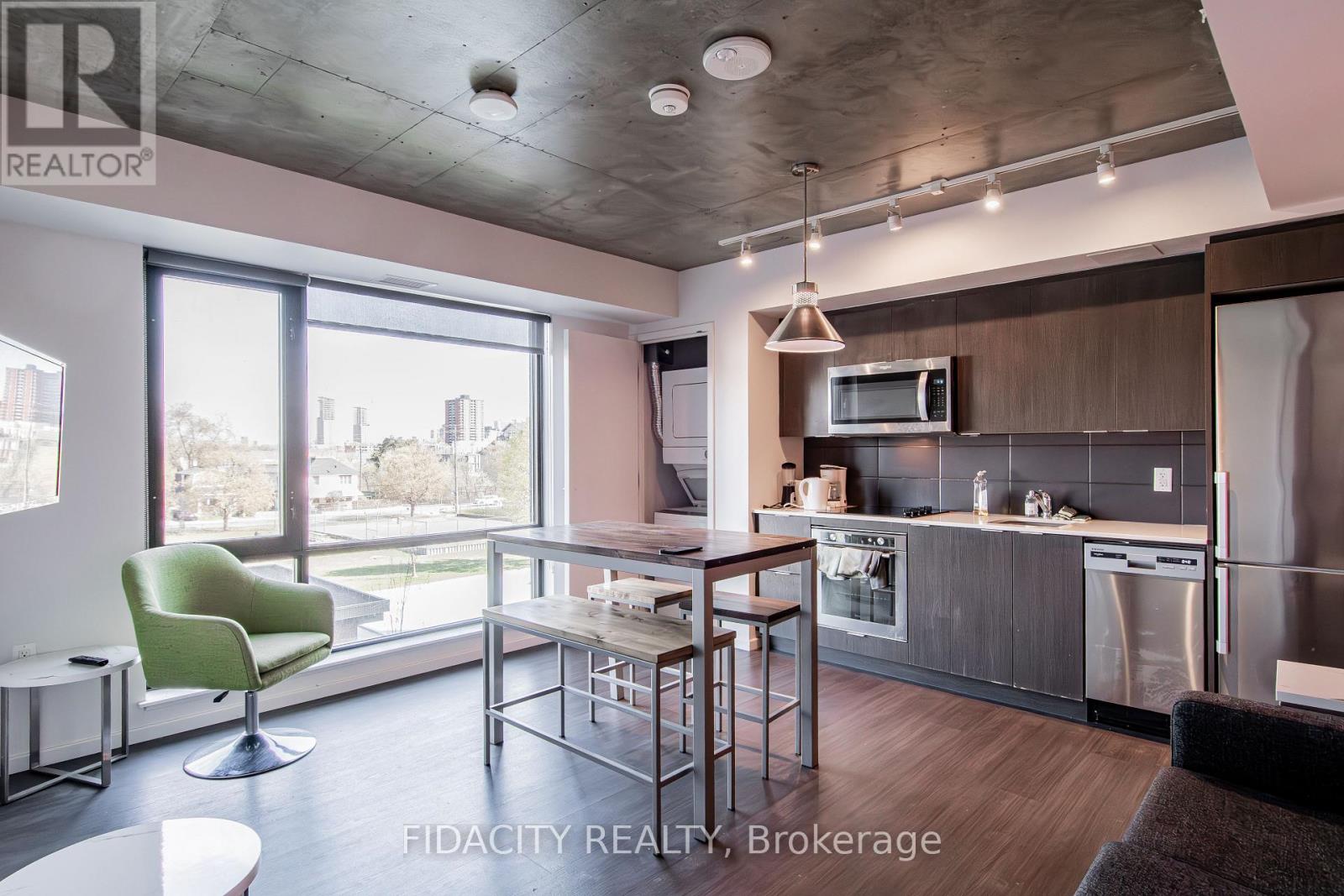 303 - 105 CHAMPAGNE AVENUE S