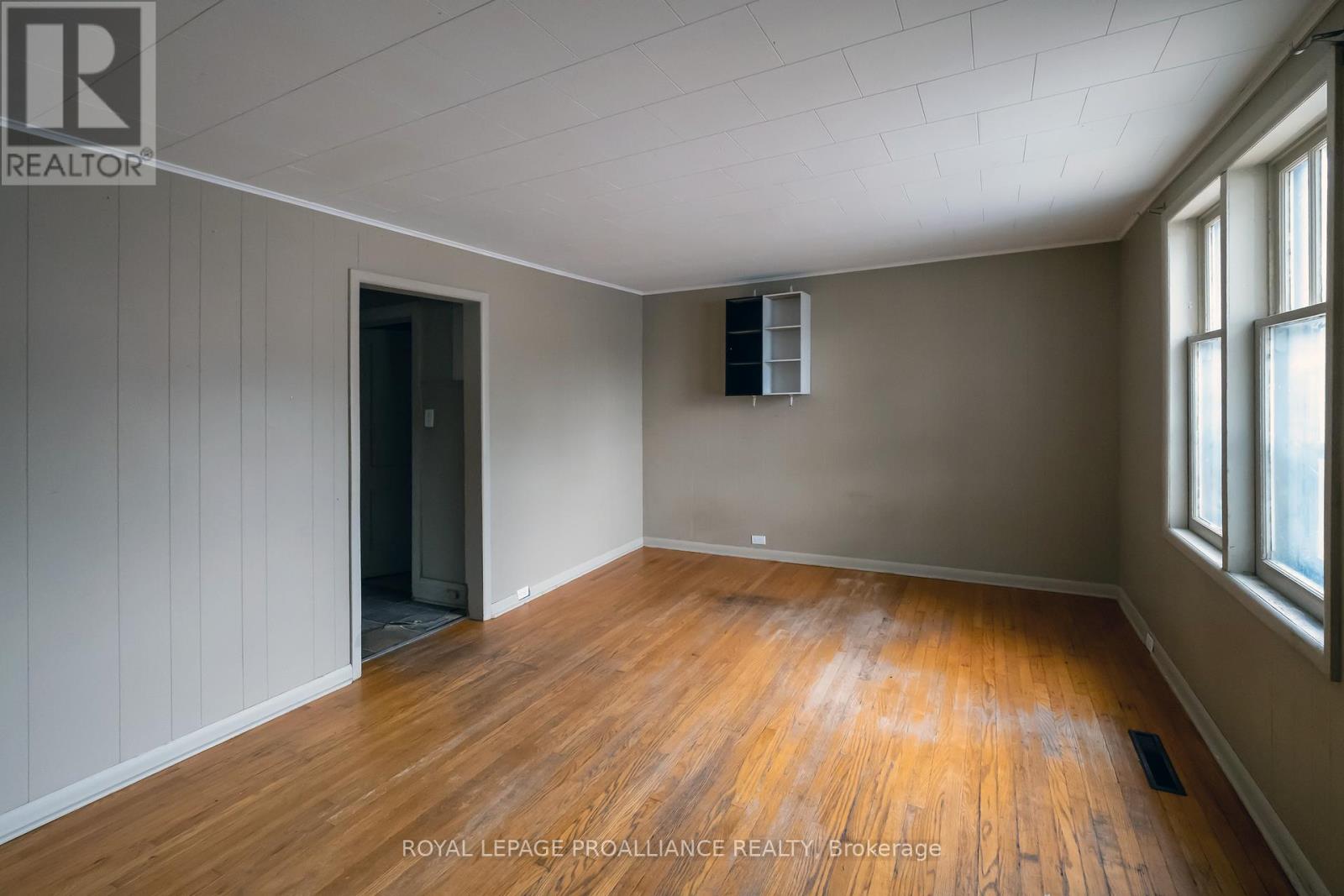 53 MOIRA STREET W