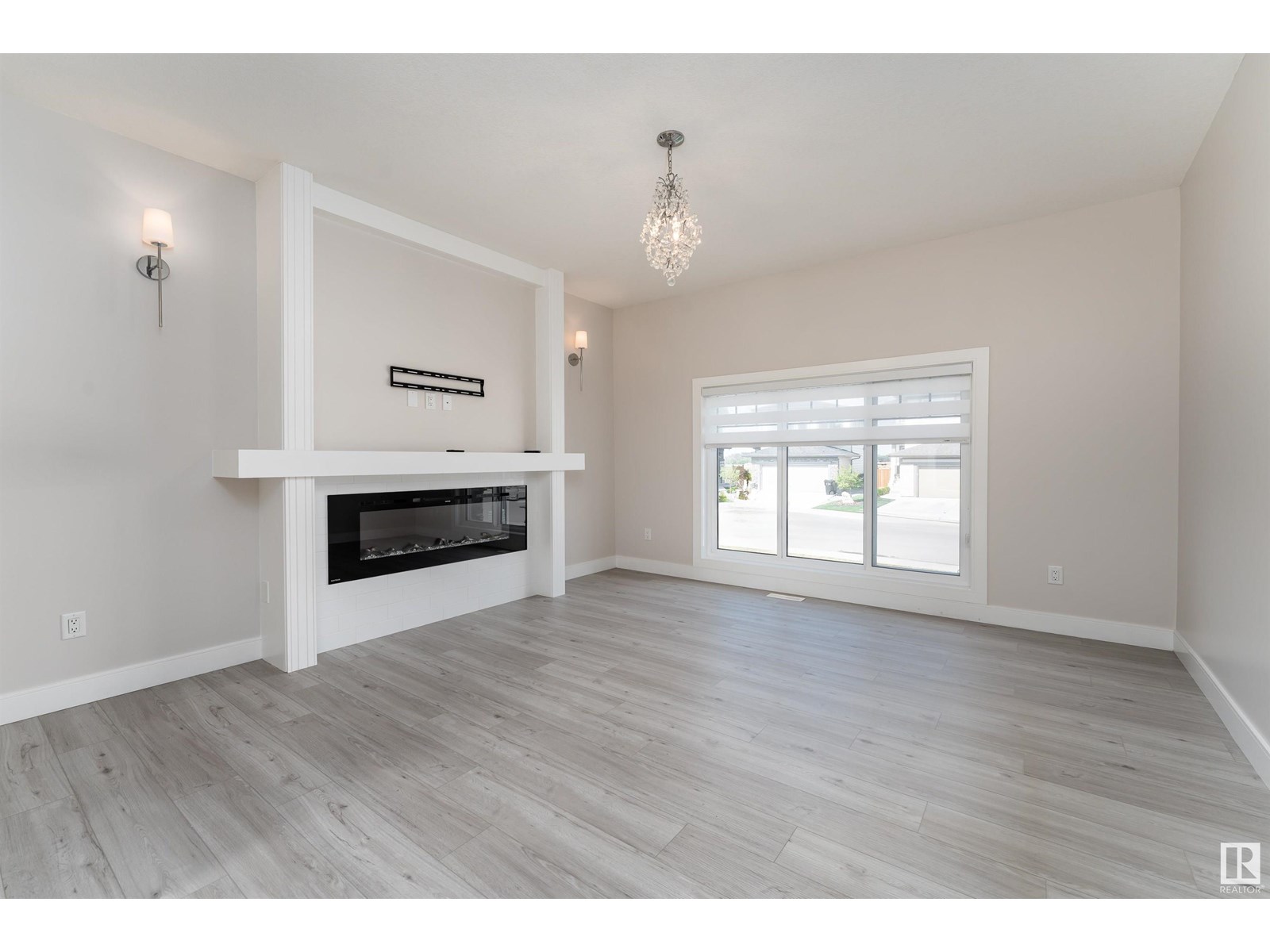 9207 183 AV NW