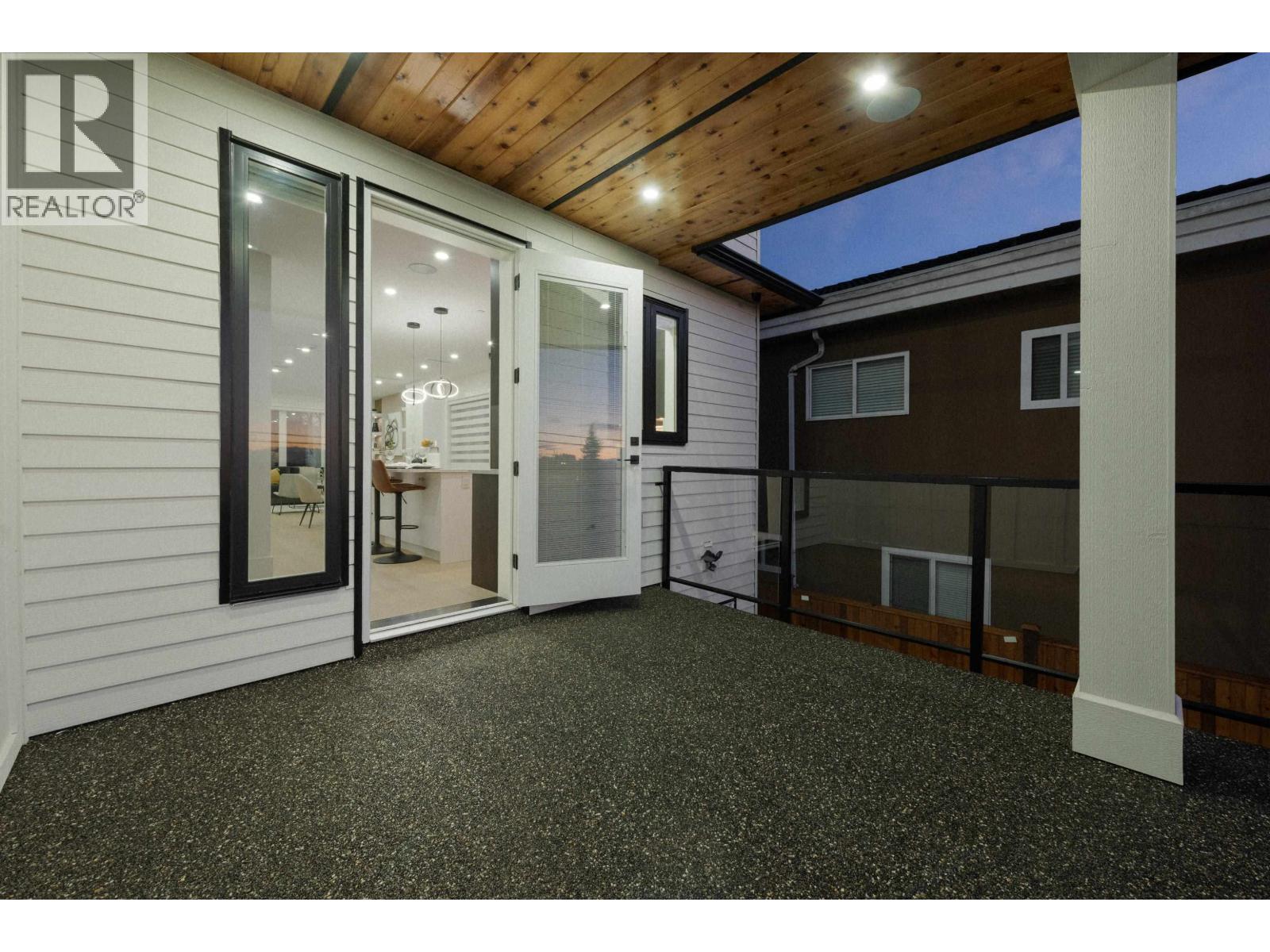 2 7361 FRASER STREET