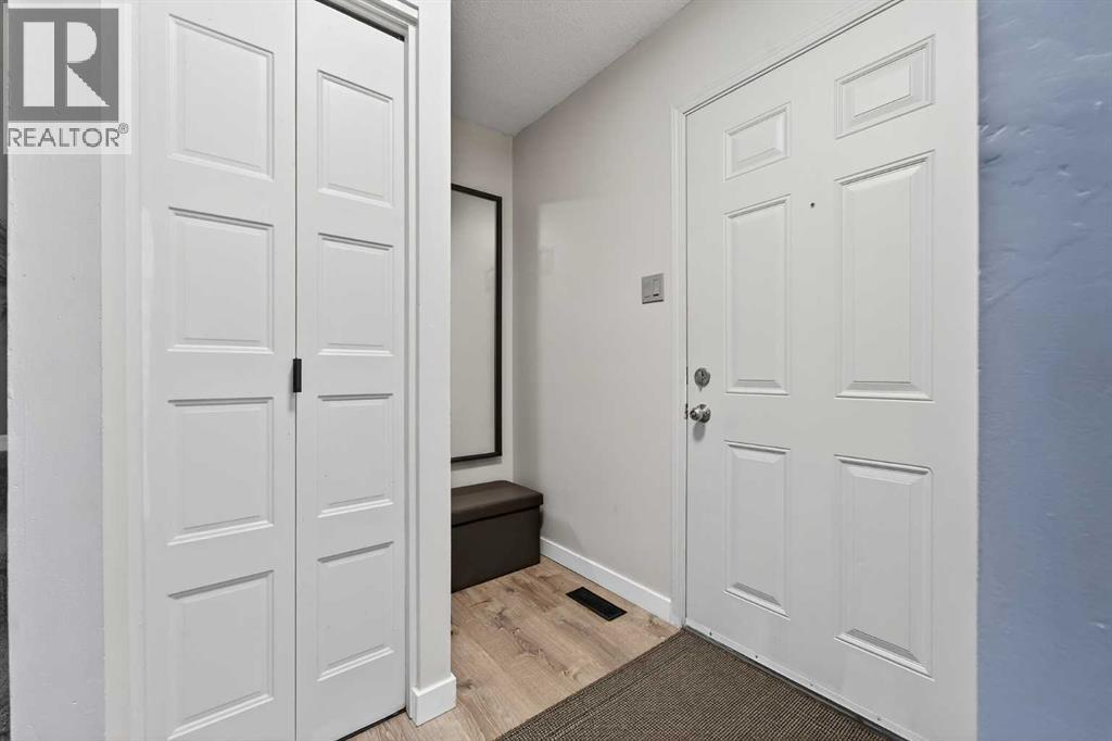 16, 55 Lemoyne Crescent W