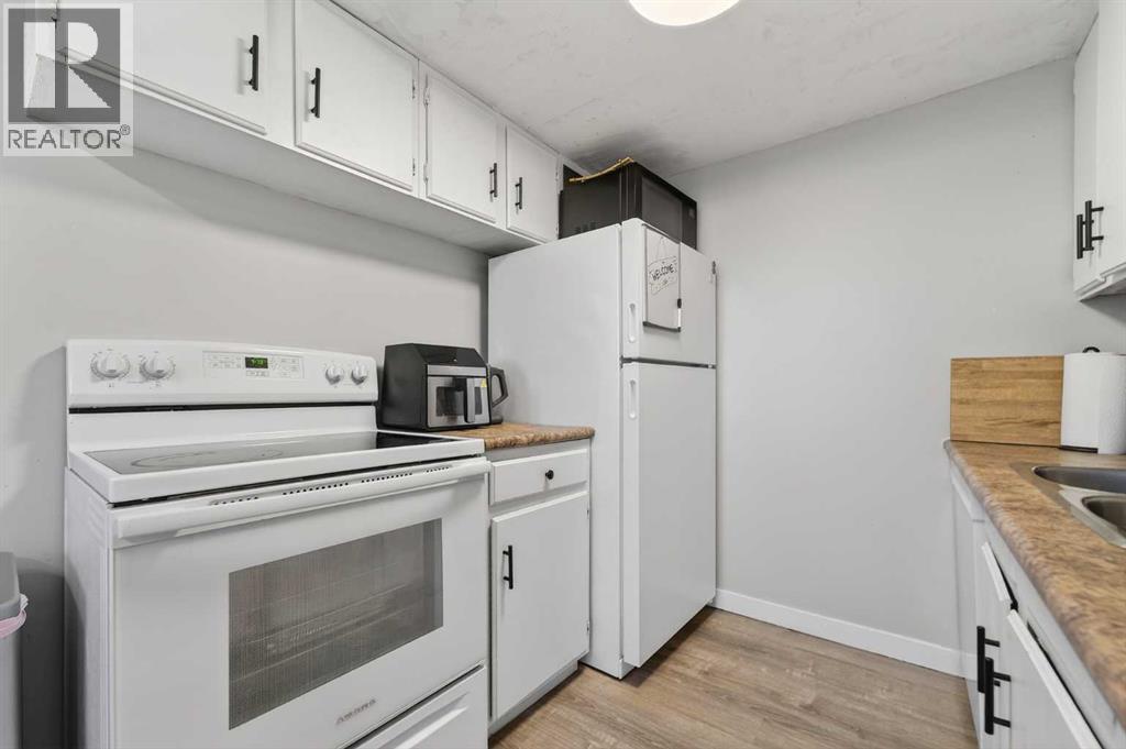 16, 55 Lemoyne Crescent W