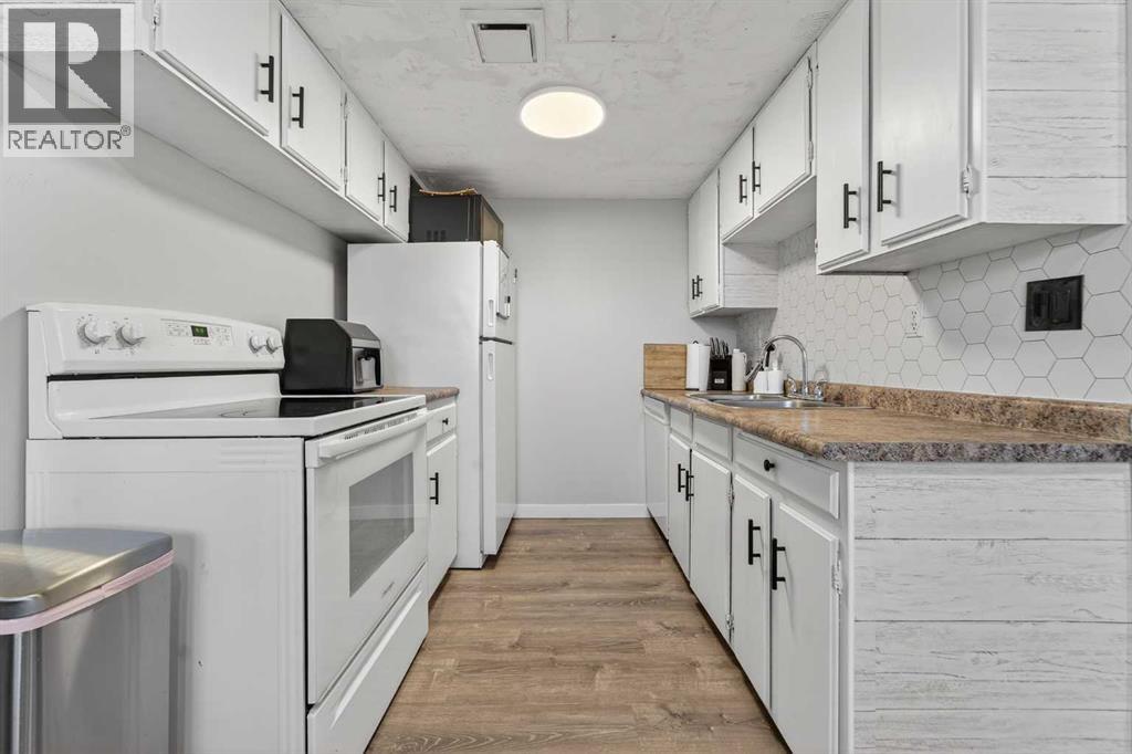 16, 55 Lemoyne Crescent W