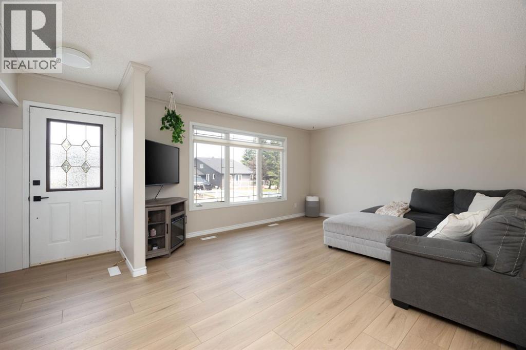105 Oaks Crescent