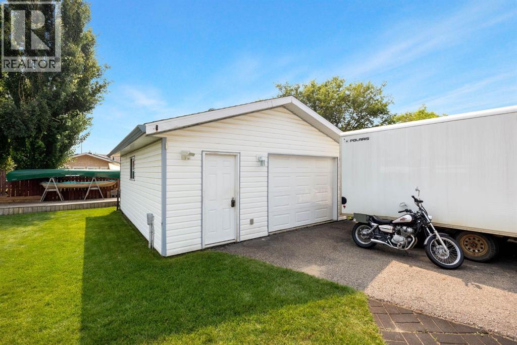 105 Oaks Crescent