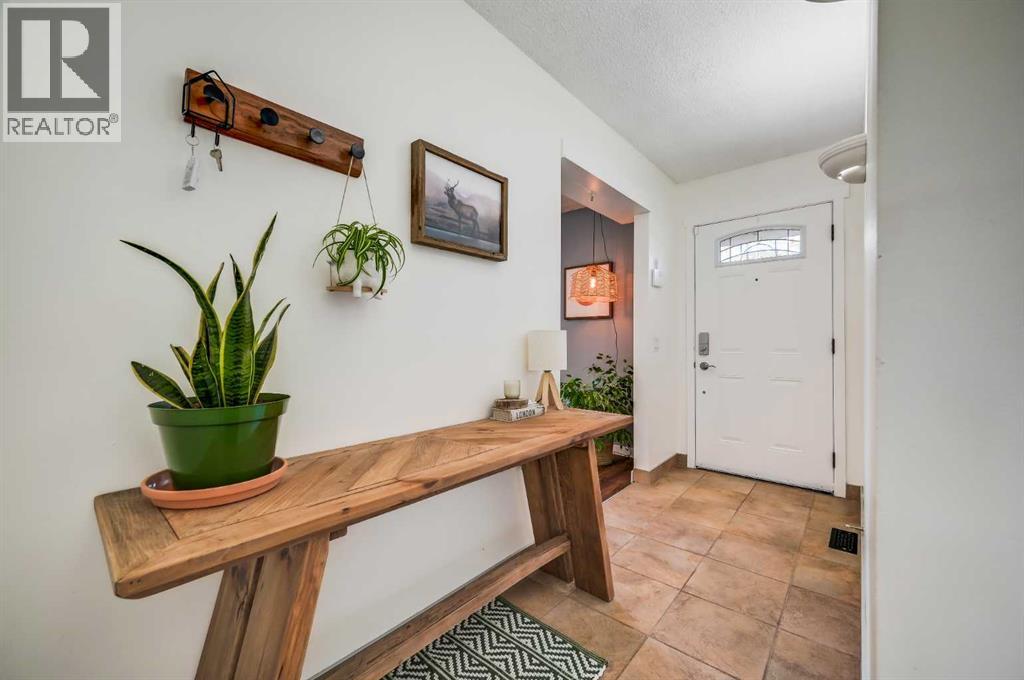 828 Queensland Drive SE