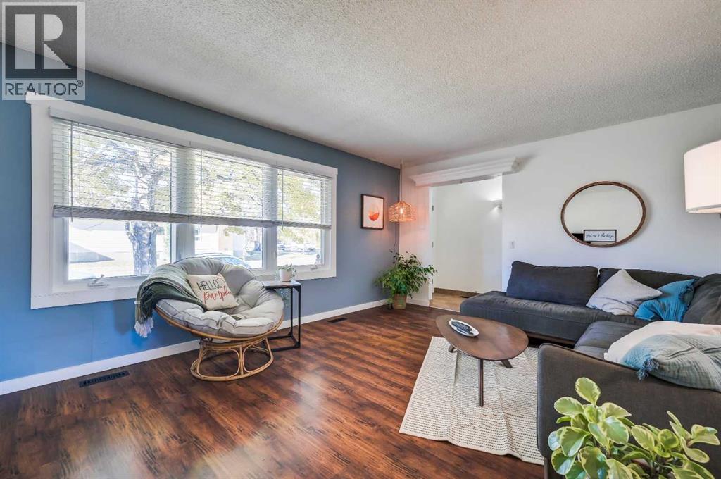 828 Queensland Drive SE