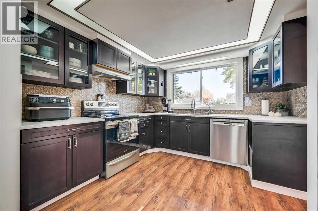 828 Queensland Drive SE