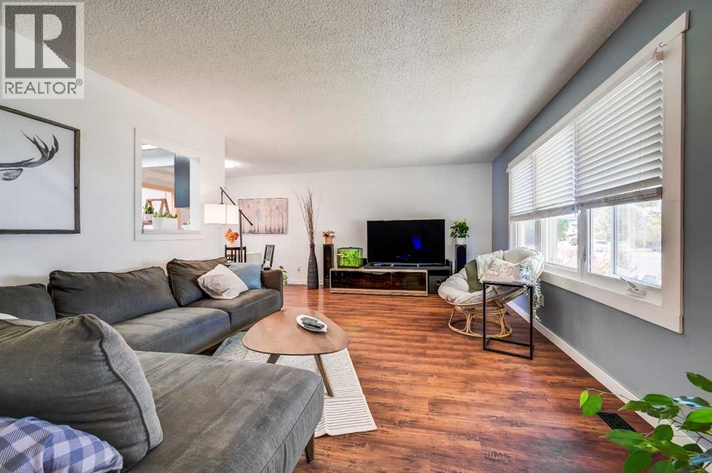 828 Queensland Drive SE